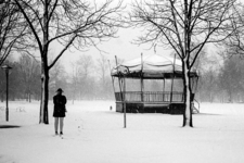 853652 Gezicht op de muziektent op het Lepelenburg te Utrecht, tijdens winterse omstandigheden.